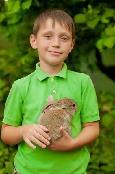 Chlapeček s králíkem v rukou — Stock fotografie