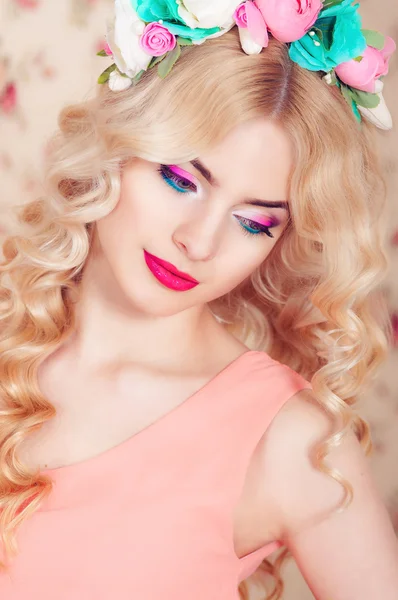 Menina com cabelo longo em uma grinalda — Fotografia de Stock