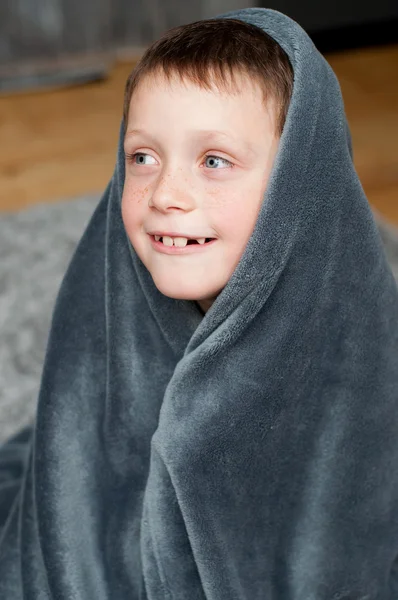 Kleine jongen thuis op het tapijt — Stockfoto