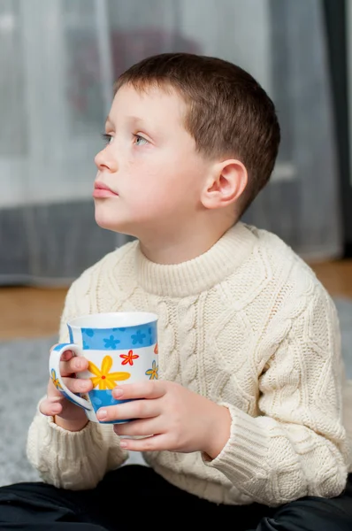 Liten pojke hemma på mattan — Stockfoto