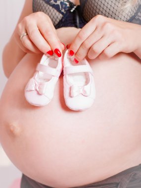 Hamile kadın elinde bebek çorap