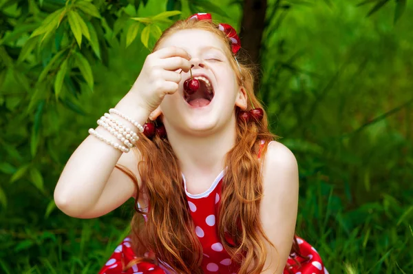 Ragazza in un vestito in giardino ciliegio — Foto Stock