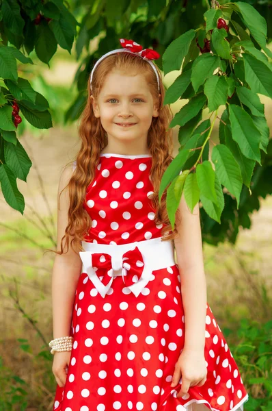 Menina em um vestido no jardim de cereja — Fotografia de Stock