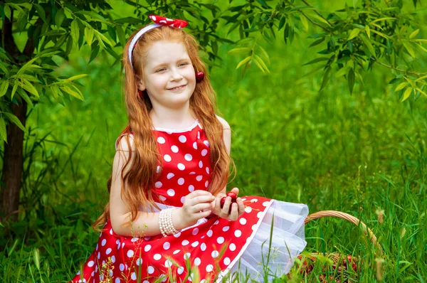 Chica en un vestido con una cesta de cerezas — Foto de Stock