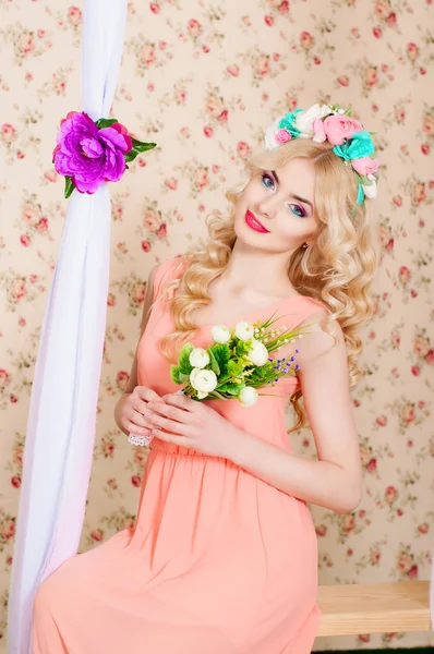 Mädchen mit langen Haaren im Blumenkranz — Stockfoto