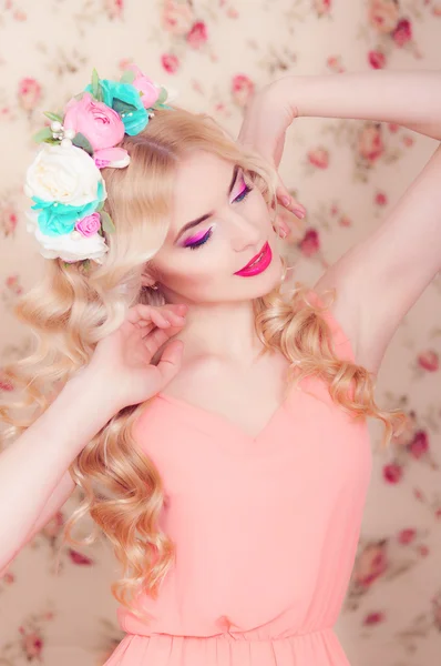 Chica con el pelo largo en una corona de flores — Foto de Stock