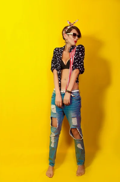 Menina bonita em jeans e uma camisa — Fotografia de Stock