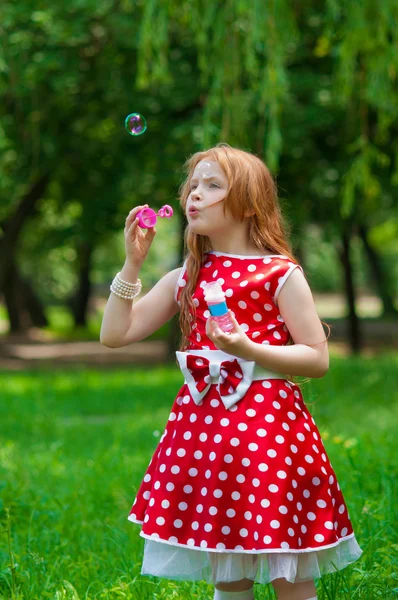 Hermosa chica vestido con burbujas de jabón —  Fotos de Stock