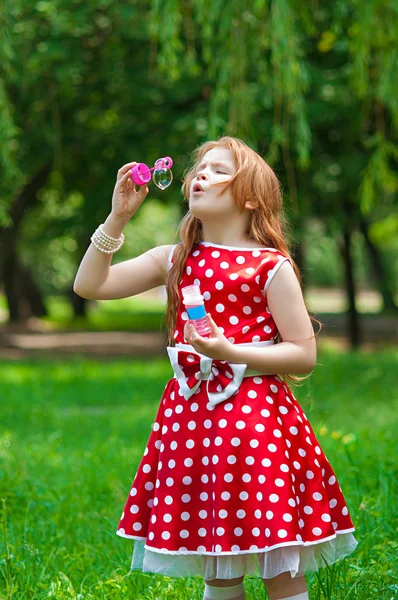 Schönes Kleid Mädchen mit Seifenblasen — Stockfoto