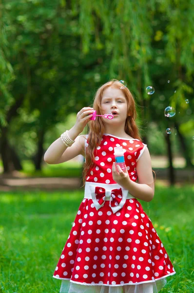 Belle fille robe avec bulles de savon — Photo