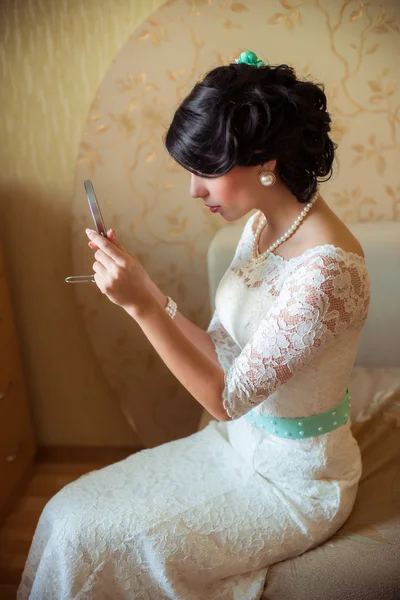 Beautiful young bride at home — Stock Photo, Image