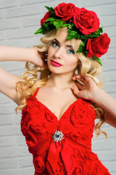 赤いドレスと花輪で金髪の長い髪の美しい少女 — ストック写真