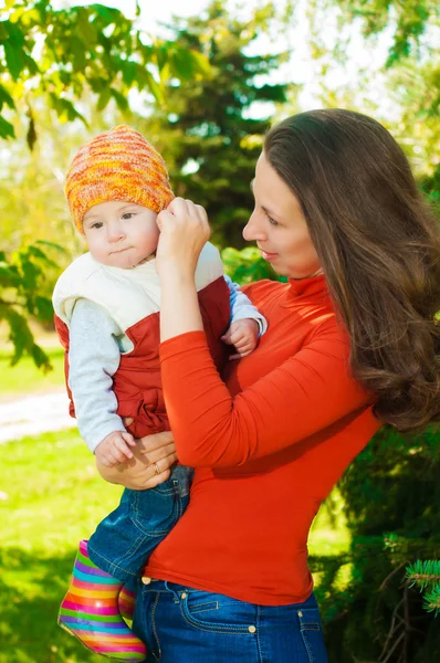 Jovem mãe com seu bebê no parque — Fotografia de Stock