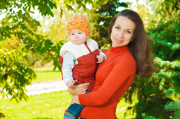 Ung mor med sin baby i parken - Stock-foto