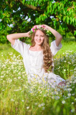 Papatya ile sahada uzun saçlı kız