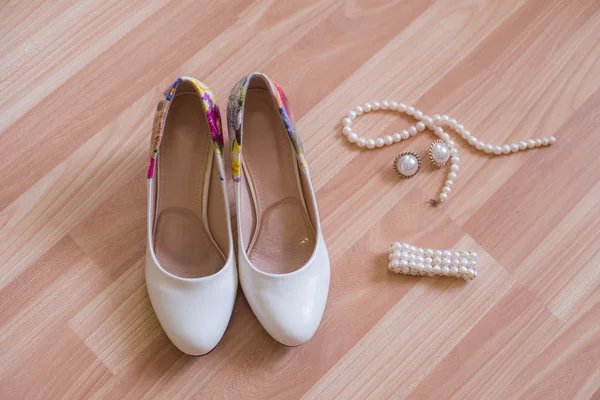 Wedding shoes bracelet and earrings, a necklace — Stock Photo, Image