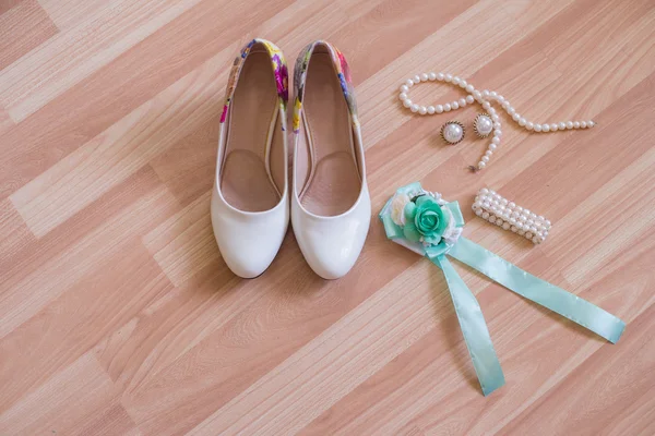 Svatební boty náramek a náušnice, náhrdelník — Stock fotografie