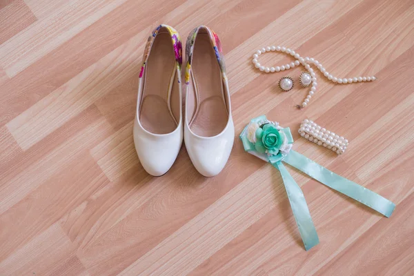 Wedding shoes bracelet and earrings, a necklace — Stock Photo, Image