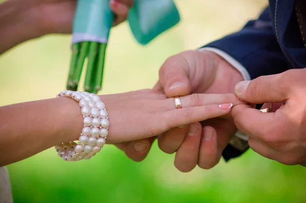 Руки жениха и невесты с кольцами — стоковое фото