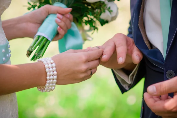 Hands of bride and groom with  rings — Stock Photo, Image