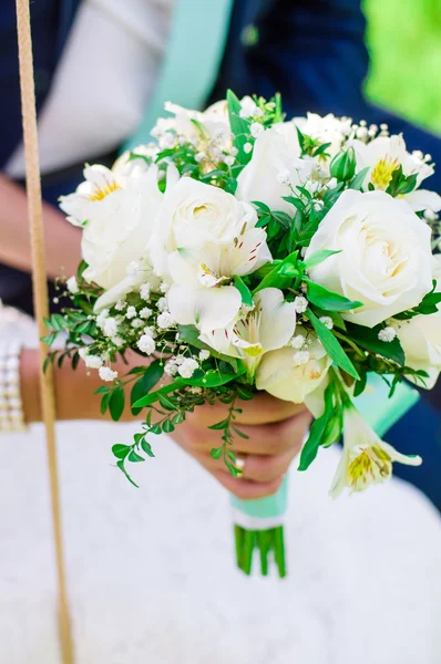 Bridal bouquet and hands of  bride and groom — Stock Photo, Image