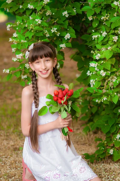 Kleines Mädchen mit Erdbeeren — Stockfoto