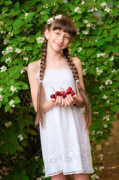 Little girl with summer cherries — Stock Photo, Image