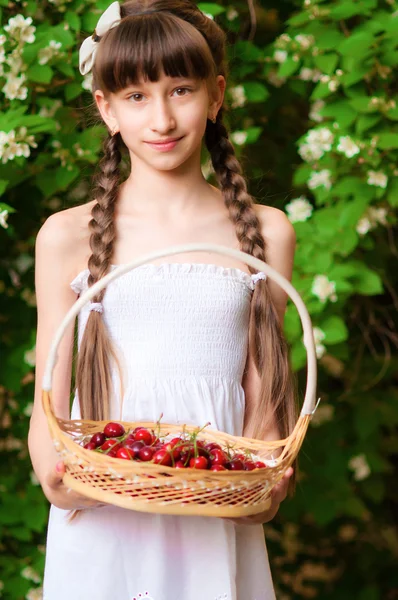 Petite fille aux cerises d'été — Photo