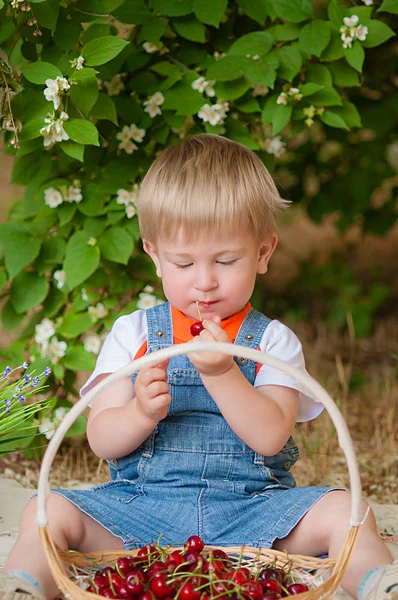 Little boy with a cherry in his hand — 图库照片