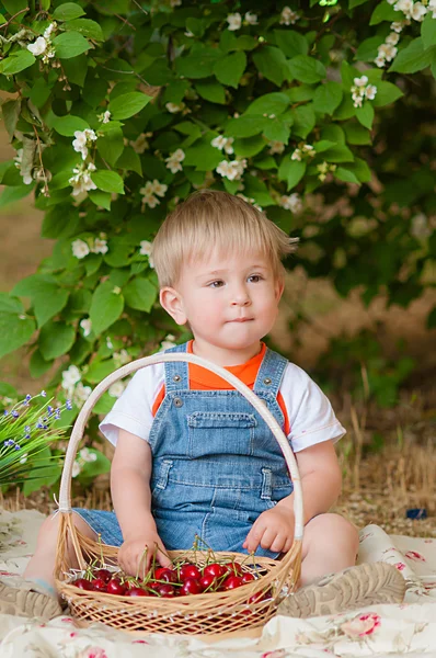 Little boy with a cherry in his hand — Stock fotografie