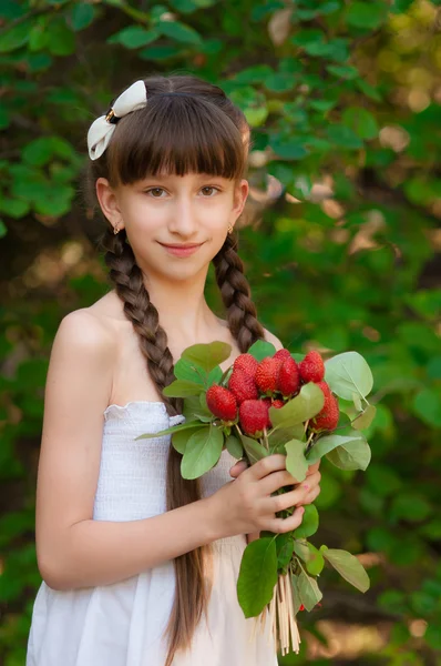 Mädchen mit einem Strauß Erdbeeren — Stockfoto