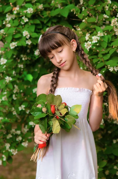 Mädchen mit einem Strauß Erdbeeren — Stockfoto