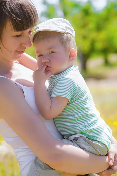 Mladá matka se svým synem dítě — Stock fotografie