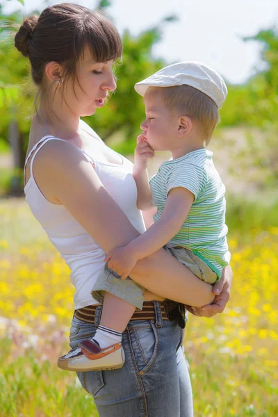 Junge Mutter mit ihrem kleinen Sohn — Stockfoto