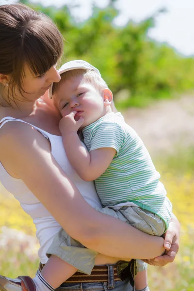 Jonge moeder met haar zoontje — Stockfoto