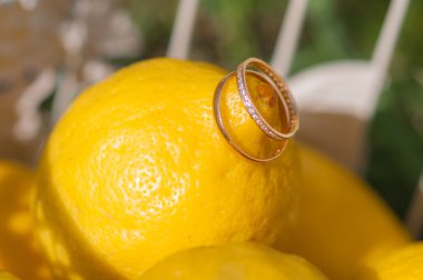 Alyans sarı limon üzerinde