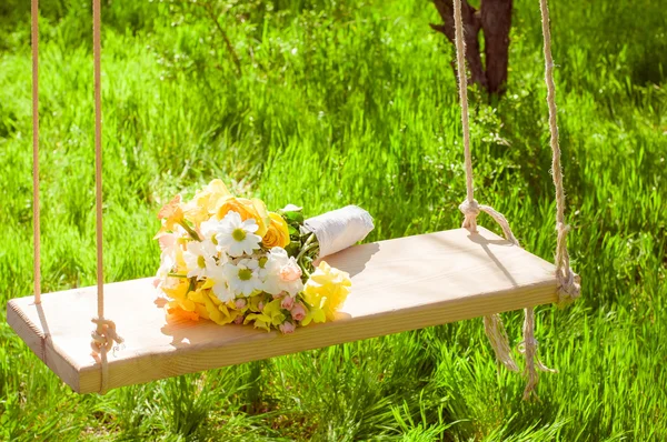 Buquê de casamento de flores em um balanço — Fotografia de Stock