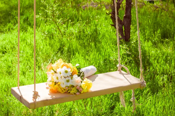 Buquê de casamento de flores em um balanço — Fotografia de Stock