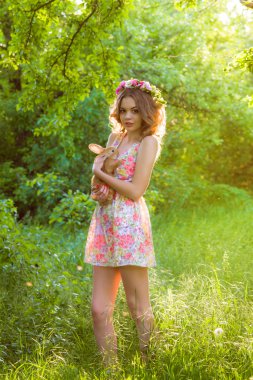 Elinde bir tavşan ile güzel kız