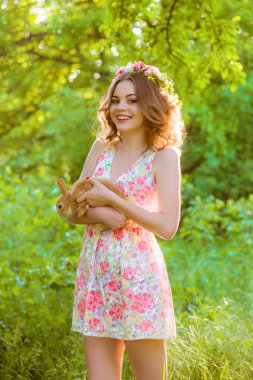 Elinde bir tavşan ile güzel kız