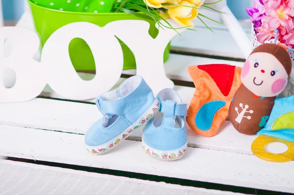 Blue baby shoes and flowers — Stock Photo, Image