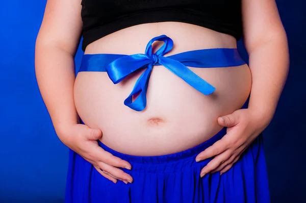 Ręce kobiety w ciąży brzuch — Zdjęcie stockowe