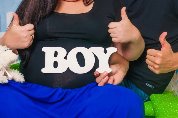 Manos hombres y mujeres en el vientre embarazada —  Fotos de Stock