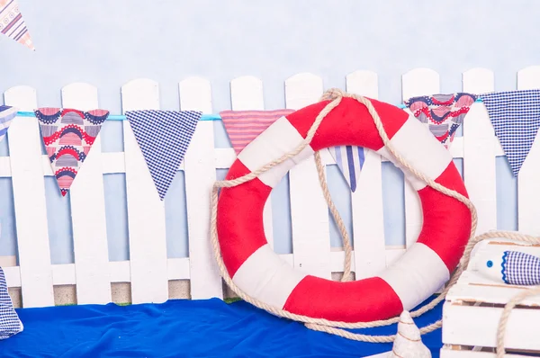 Морские декоративные бумажные лодки, раковины — стоковое фото