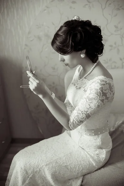 Jovem noiva olhando no espelho — Fotografia de Stock