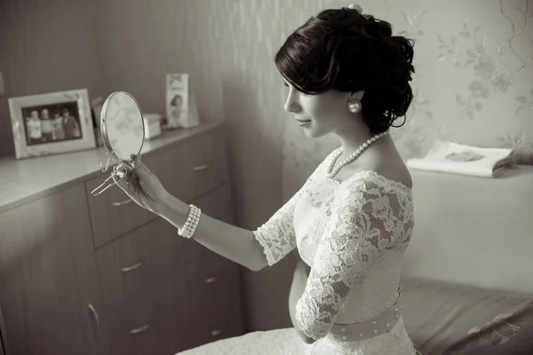 Mladá nevěsta při pohledu do zrcadla — Stock fotografie