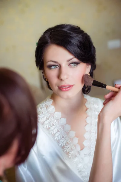Brud makeup appliceras — Stockfoto