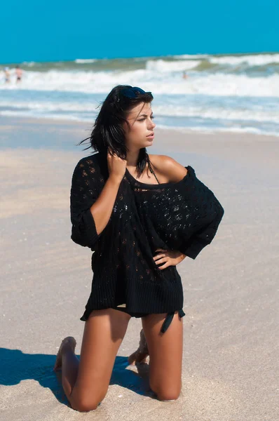 Meisje in een bikini op het strand — Stockfoto