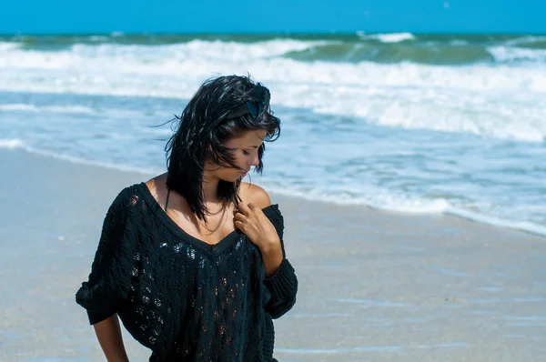 Menina de biquíni na praia — Fotografia de Stock