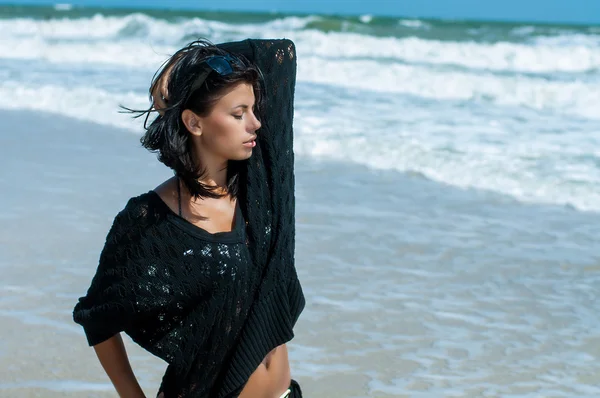 Meisje in een bikini op het strand — Stockfoto